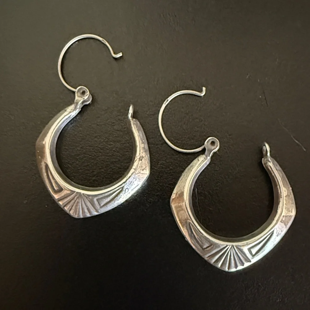 Vintage Handmade Silver Hoop Earrings with hammered detail - Picture 2 of 11
